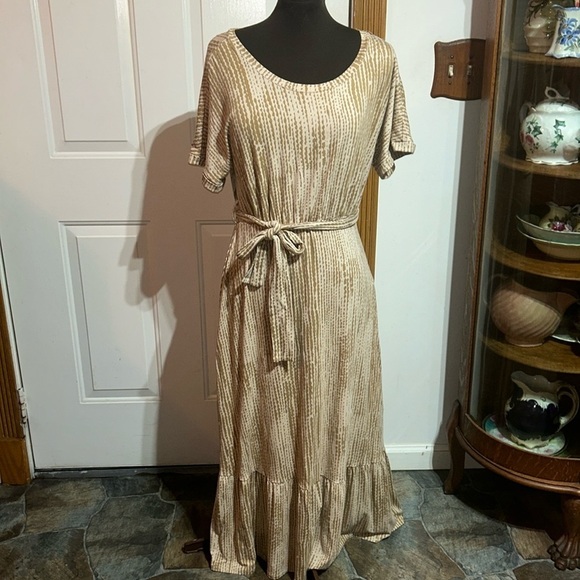 new directions Dresses & Skirts - New Directions Tan Cream Short Sleeve Dress w/ Belt Size Large